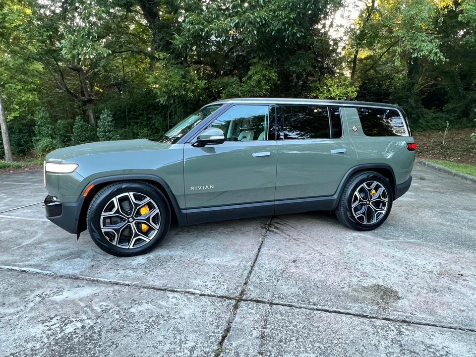 2023 Rivian R1S - Image 14 of 31
