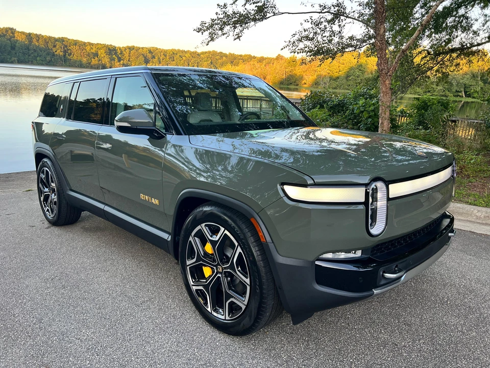 2023 Rivian R1S - Image 27 of 31
