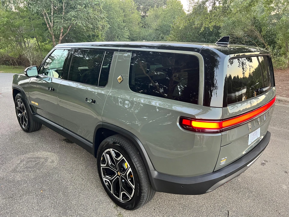 2023 Rivian R1S - Image 18 of 31