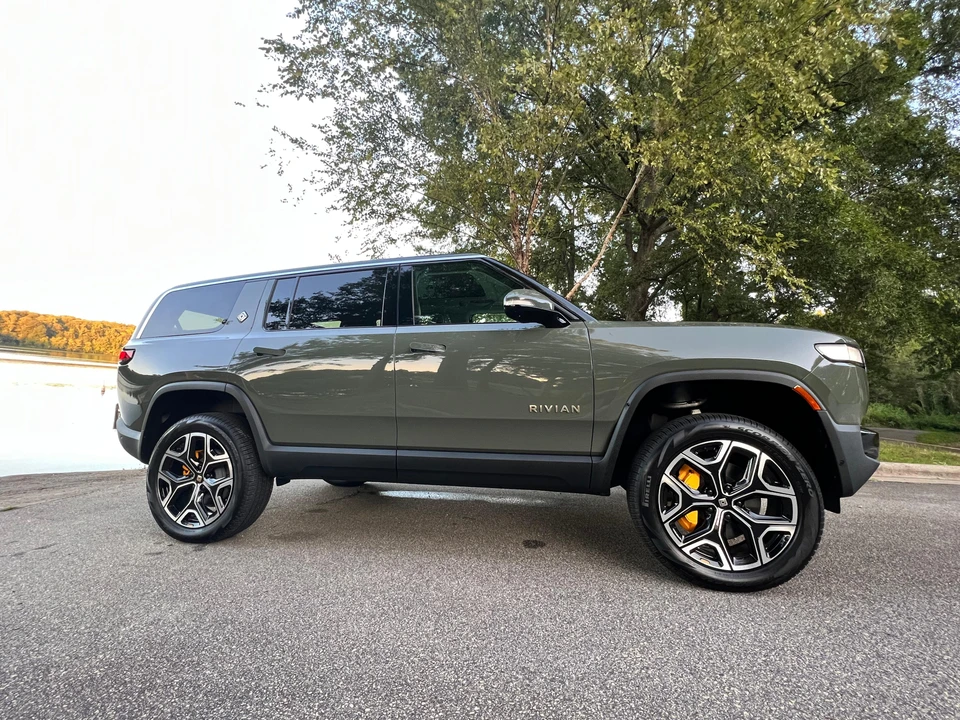 2023 Rivian R1S - Image 24 of 31