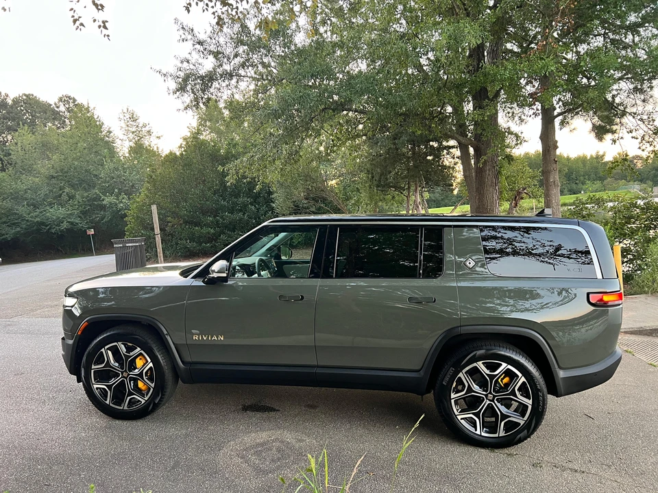 2023 Rivian R1S - Image 16 of 31