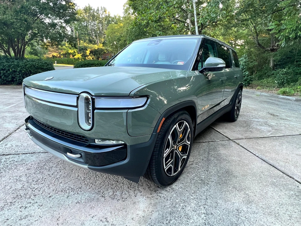 2023 Rivian R1S - Image 10 of 31