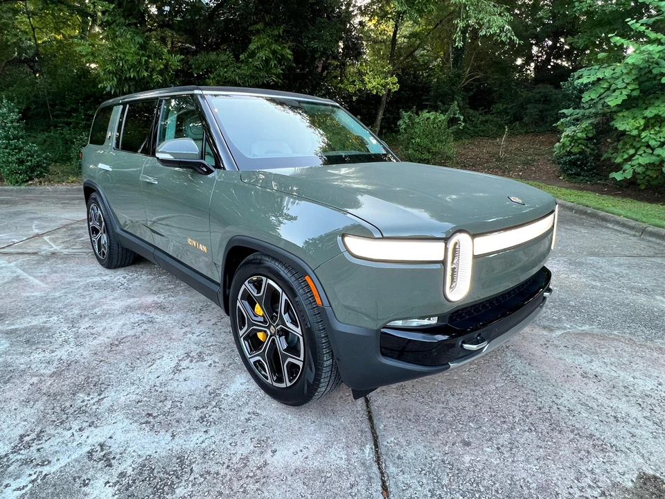 2023 Rivian R1S - Image 29 of 31