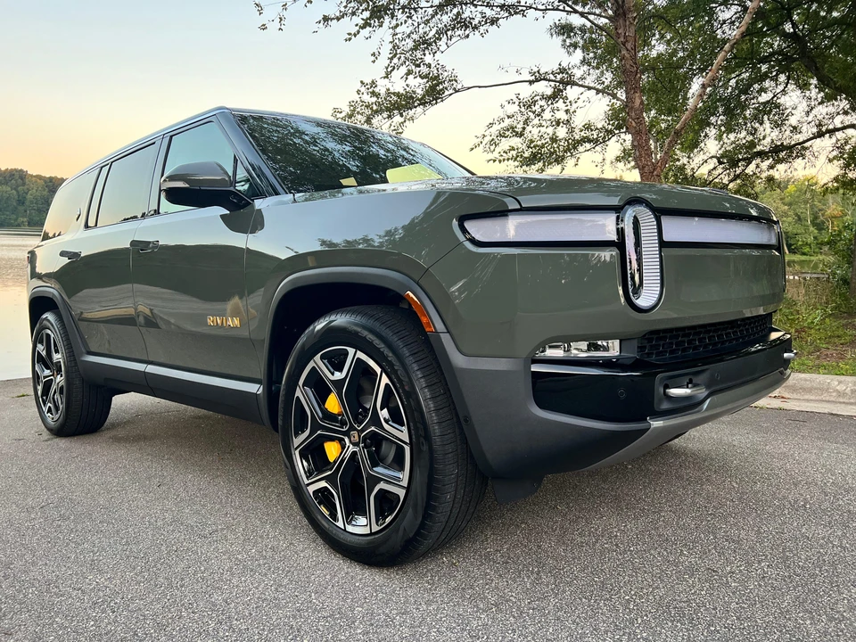 2023 Rivian R1S - Image 28 of 31