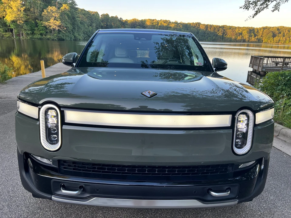 2023 Rivian R1S - Image 7 of 31