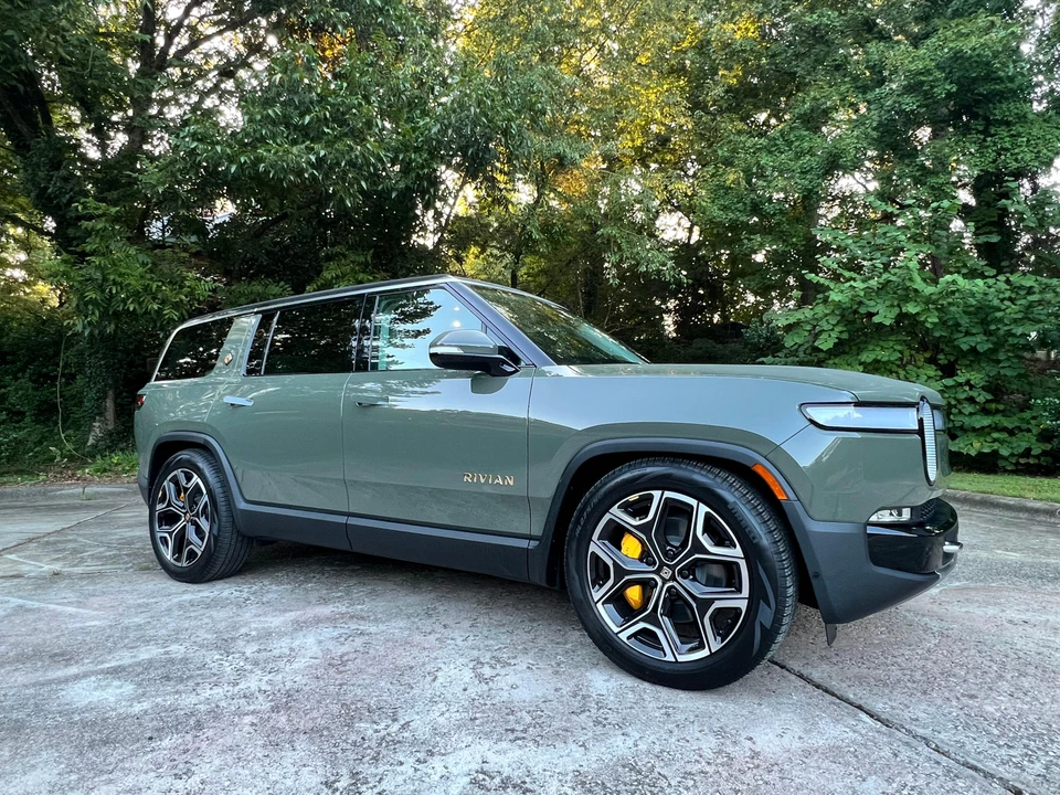 2023 Rivian R1S - Image 26 of 31