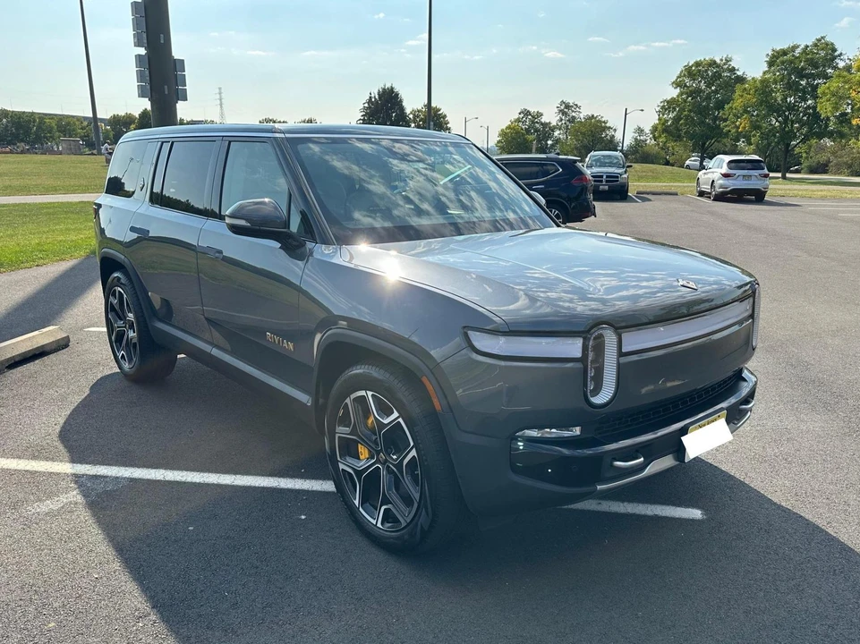 2023 Rivian R1S - Image 9 of 26