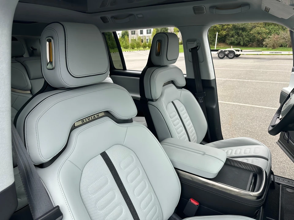 2023 Rivian R1S - Image 26 of 26