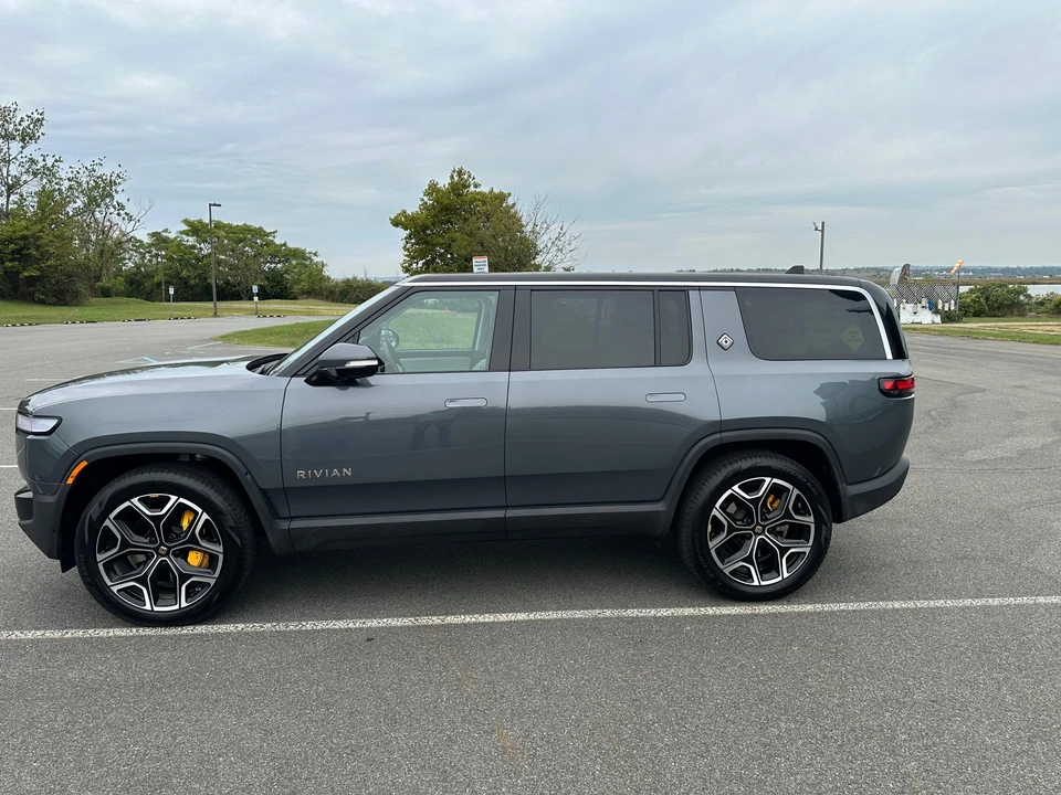 2023 Rivian R1S - Image 7 of 26