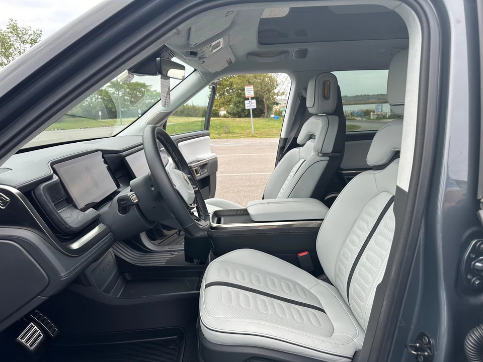 2023 Rivian R1S - Image 24 of 26