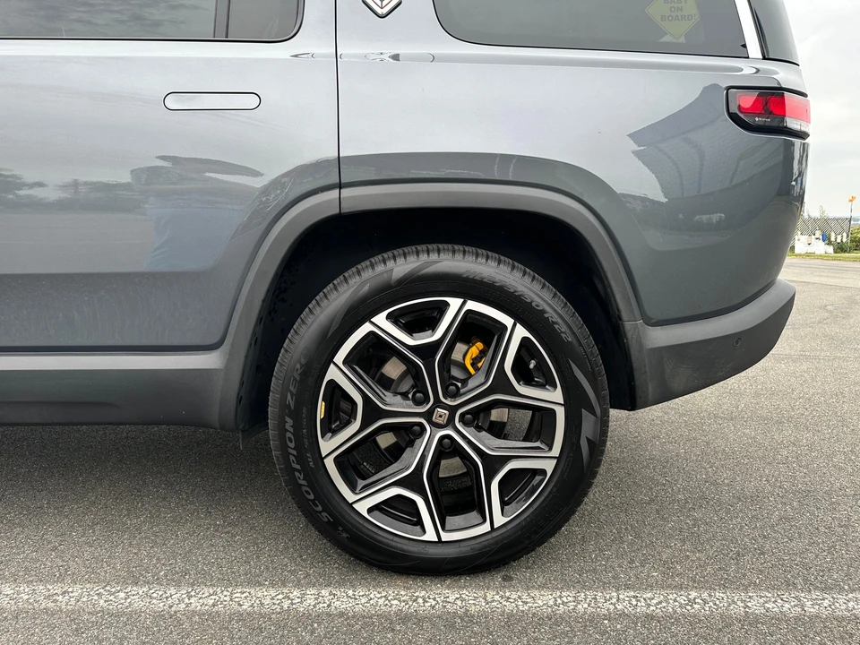 2023 Rivian R1S - Image 17 of 26