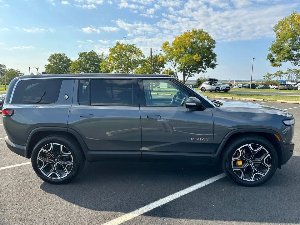 2023 Rivian R1S - Image 8 of 26