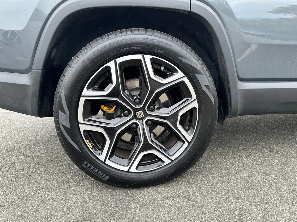 2023 Rivian R1S - Image 18 of 26