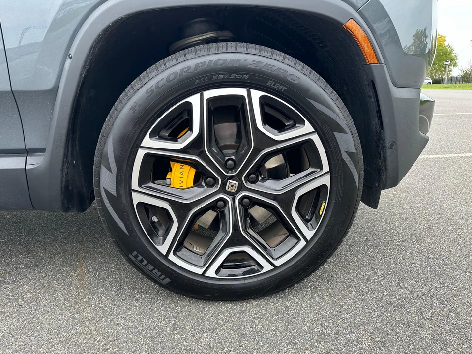 2023 Rivian R1S - Image 19 of 26