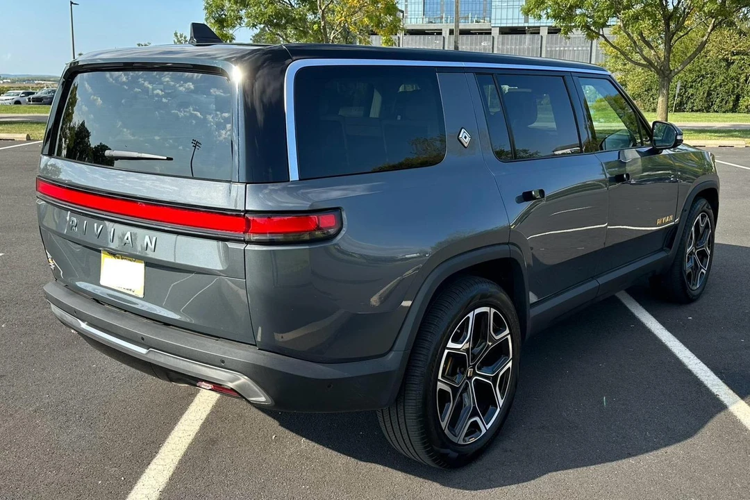 2023 Rivian R1S - Image 4 of 26