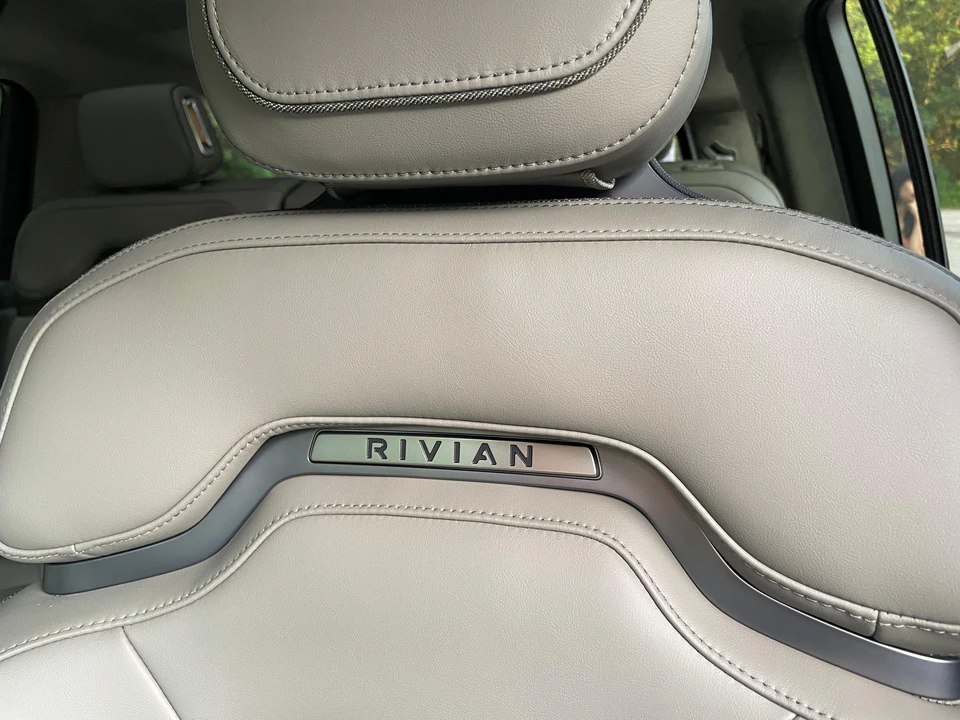 2023 Rivian R1S - Image 30 of 31