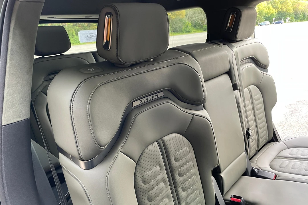 2023 Rivian R1S - Image 26 of 31