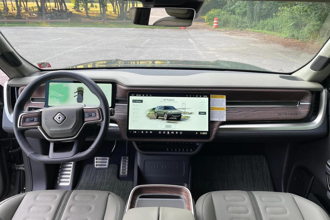 2023 Rivian R1S - Image 24 of 31