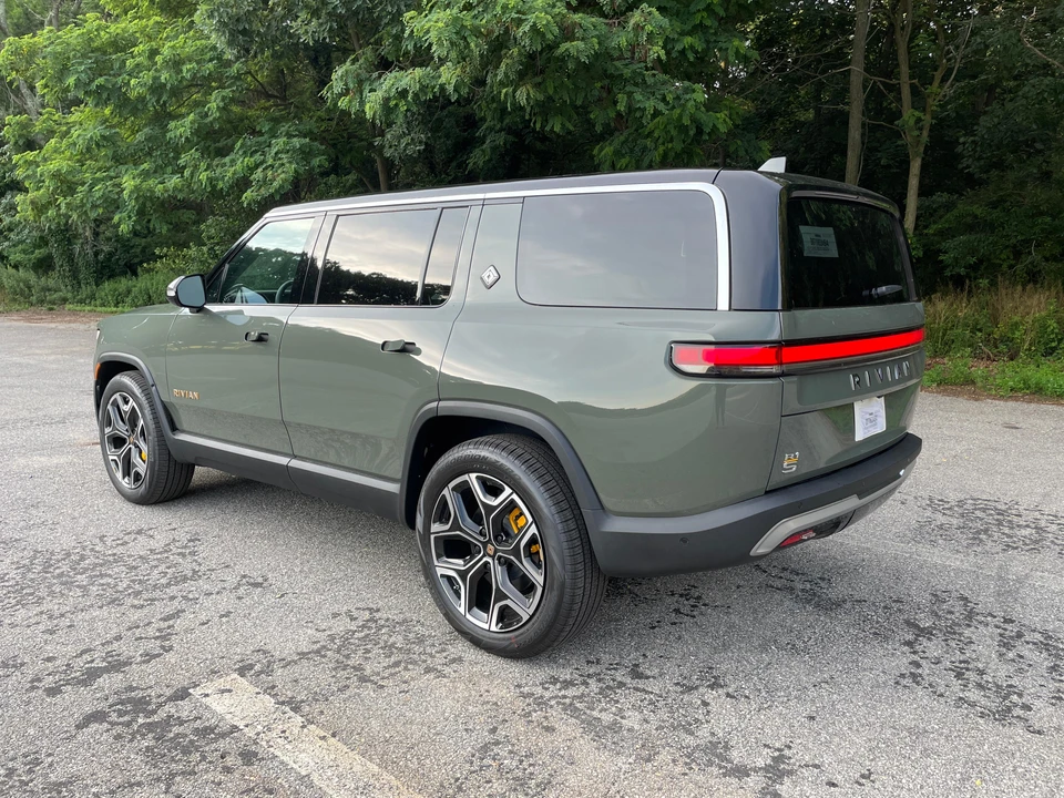 2023 Rivian R1S - Image 7 of 31