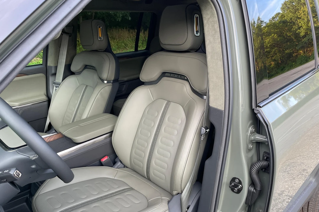 2023 Rivian R1S - Image 25 of 31