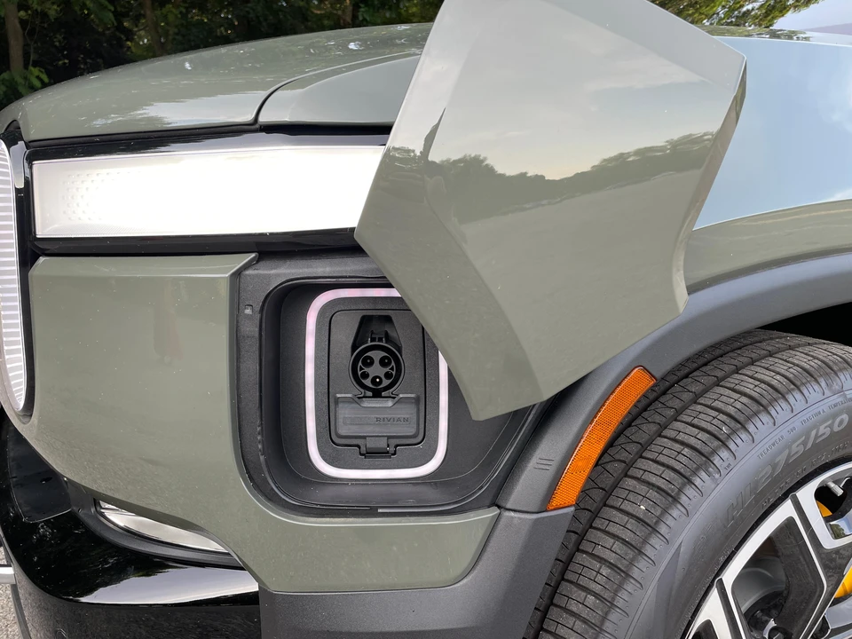 2023 Rivian R1S - Image 10 of 31