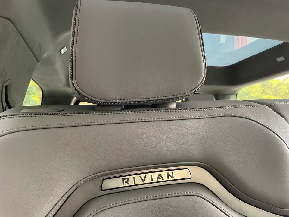 2023 Rivian R1S - Image 29 of 31