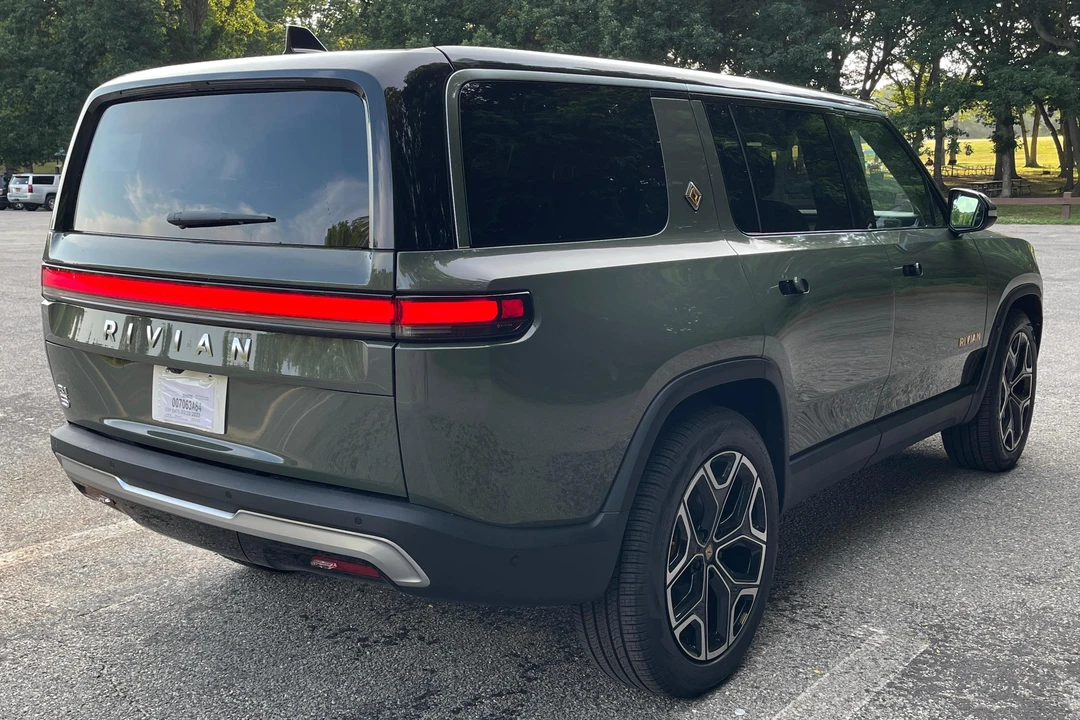 2023 Rivian R1S - Image 4 of 31