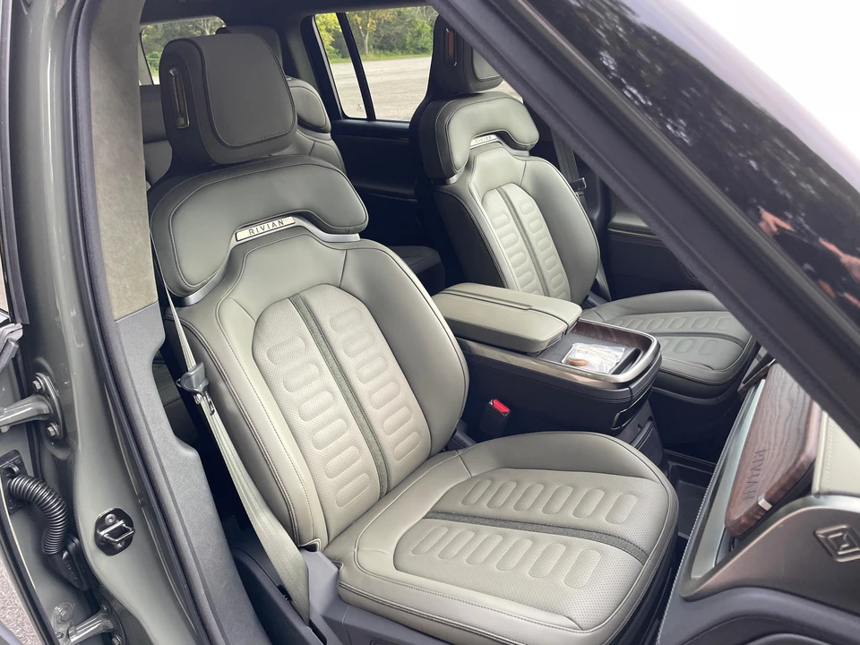 2023 Rivian R1S - Image 28 of 31
