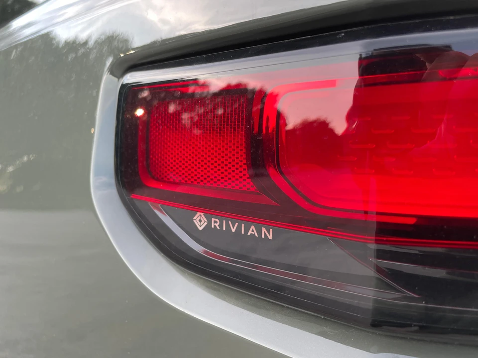 2023 Rivian R1S - Image 14 of 31