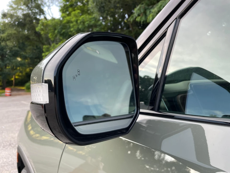 2023 Rivian R1S - Image 12 of 31