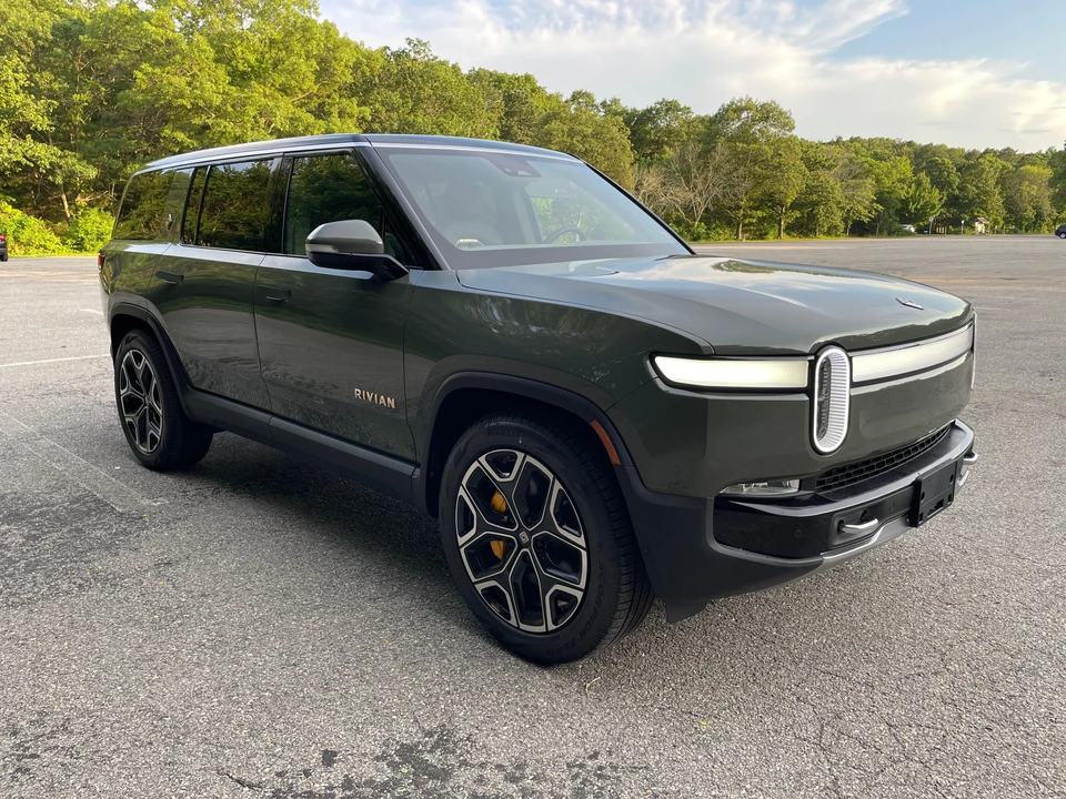 2023 Rivian R1S - Image 8 of 31