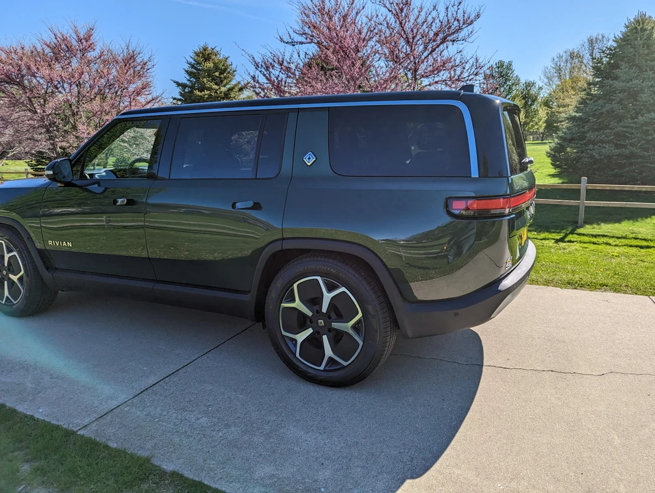 2023 Rivian R1S - Image 27 of 31