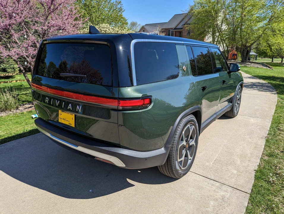 2023 Rivian R1S - Image 10 of 31