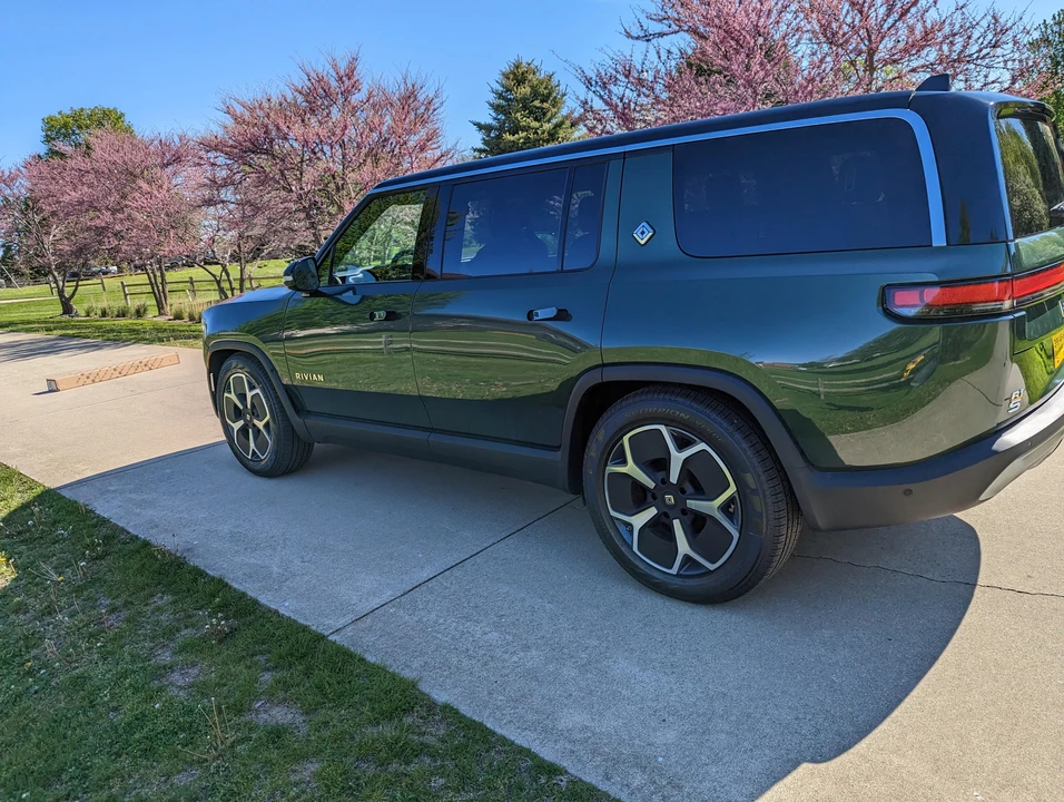 2023 Rivian R1S - Image 24 of 31