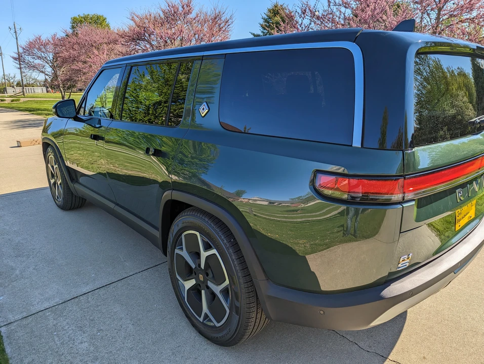 2023 Rivian R1S - Image 25 of 31