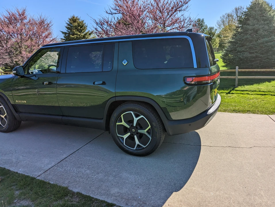2023 Rivian R1S - Image 26 of 31