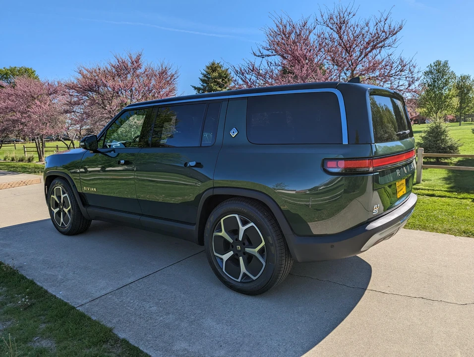 2023 Rivian R1S - Image 7 of 31