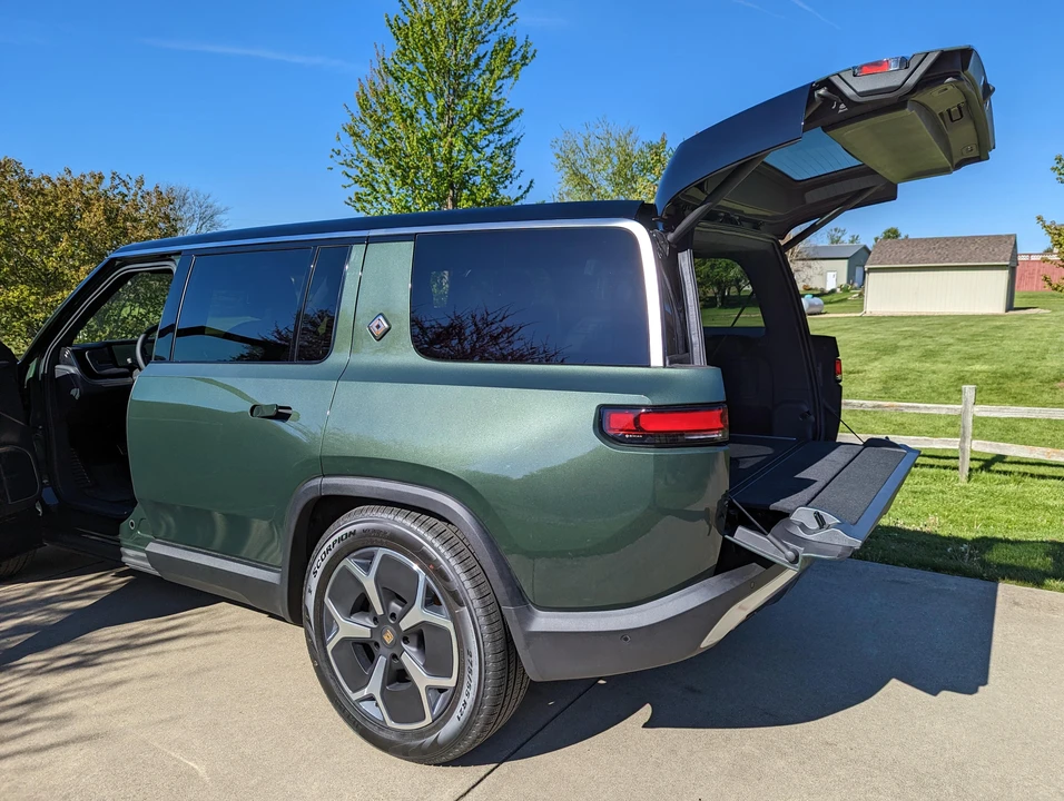 2023 Rivian R1S - Image 28 of 31