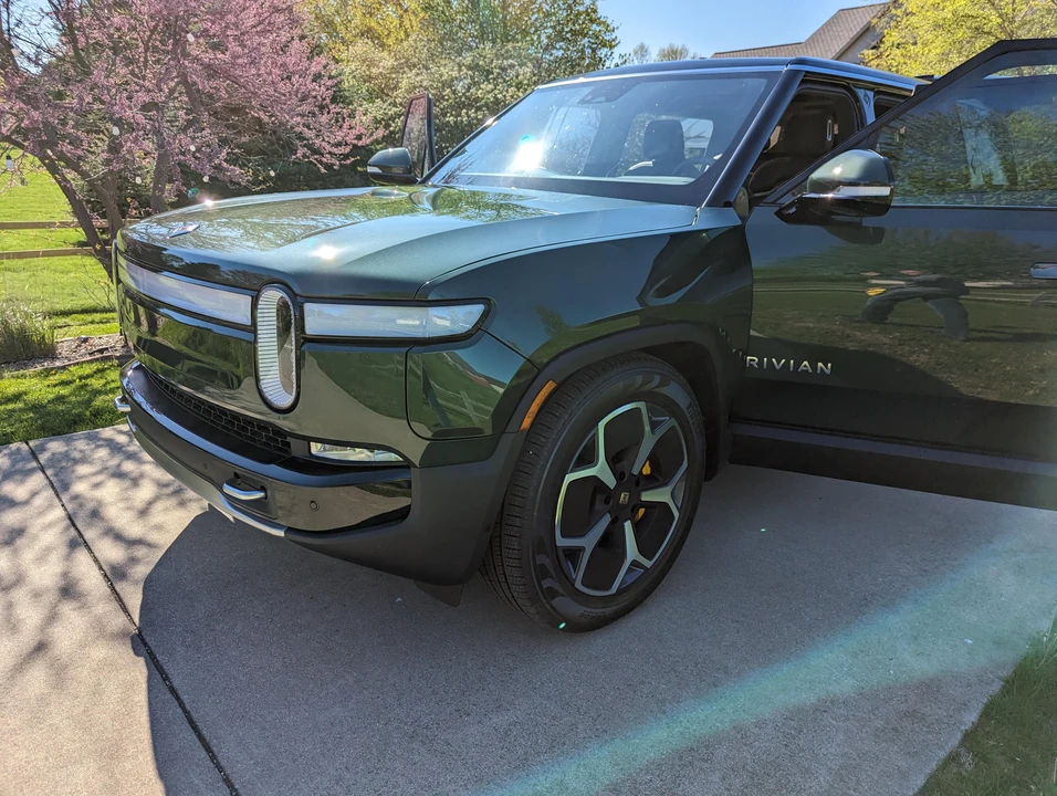2023 Rivian R1S - Image 19 of 31