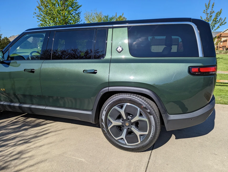 2023 Rivian R1S - Image 23 of 31