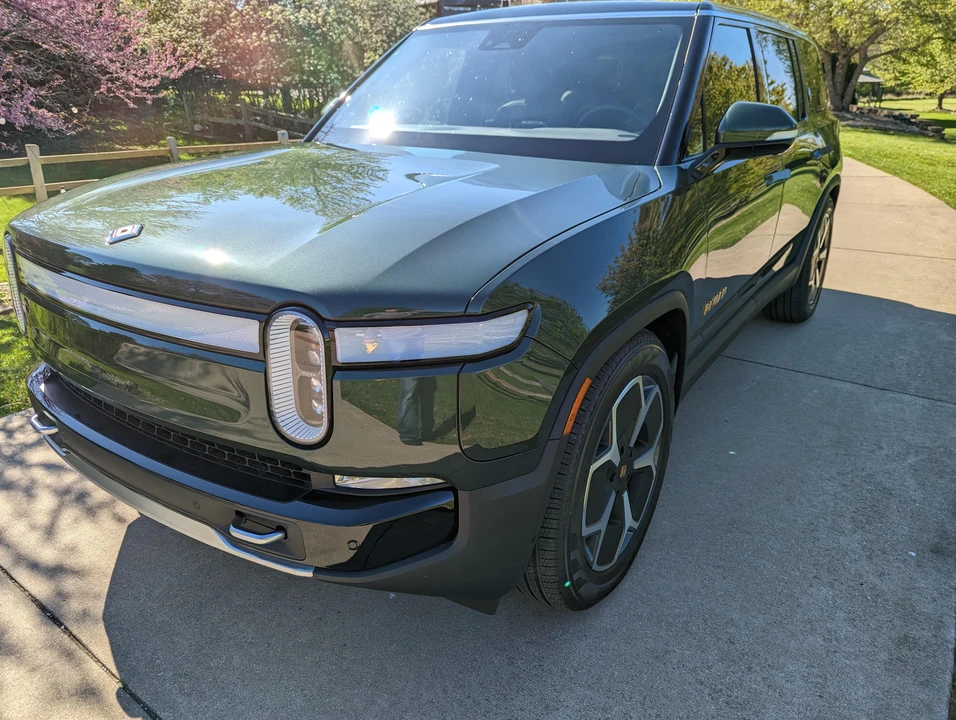 2023 Rivian R1S - Image 18 of 31