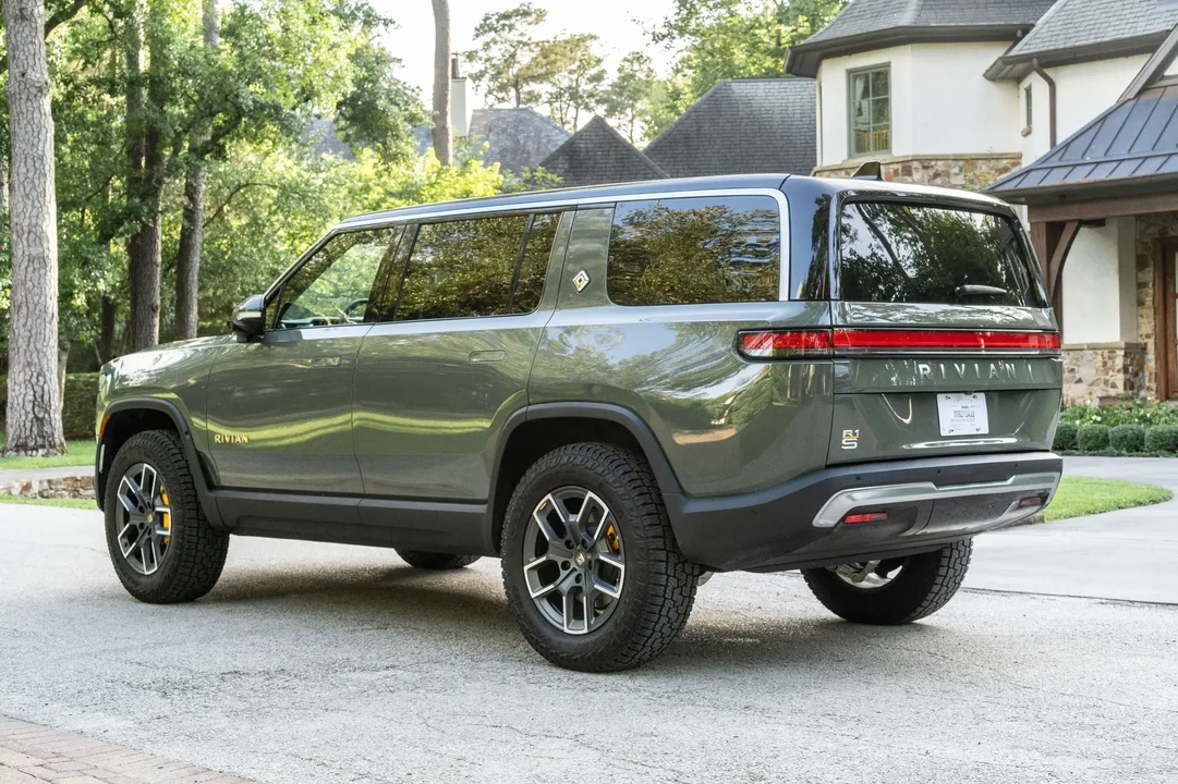 2023 Rivian R1S - Image 3 of 6