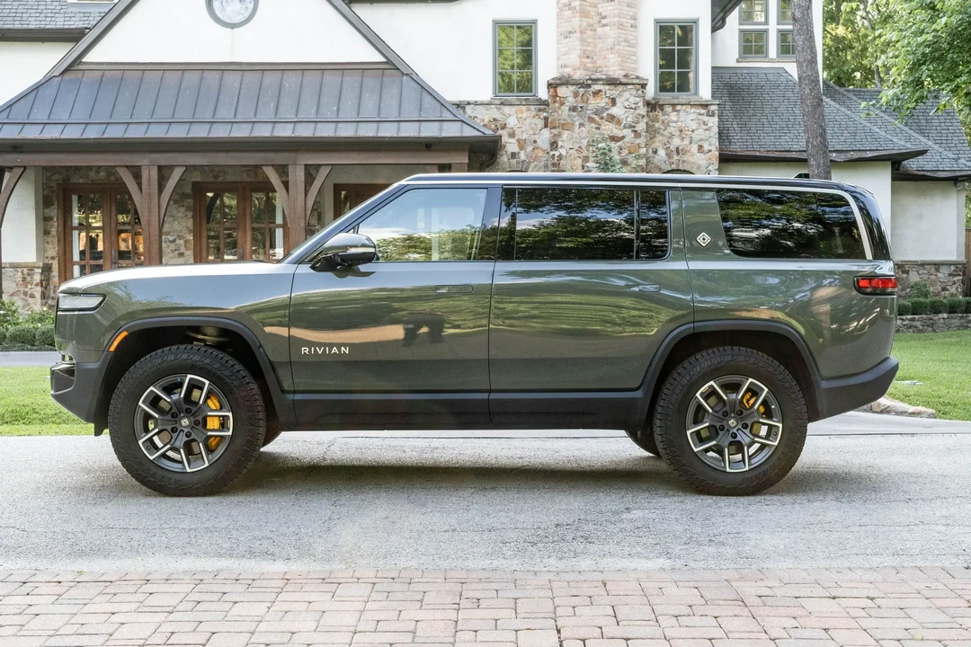 2023 Rivian R1S - Image 2 of 6