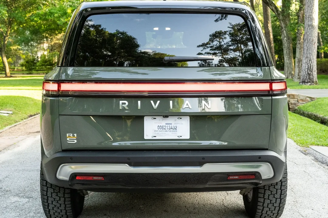 2023 Rivian R1S - Image 5 of 6