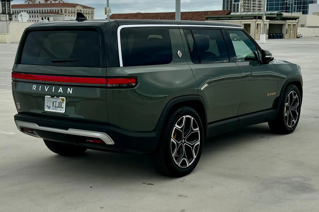 2023 Rivian R1S - Image 16 of 31