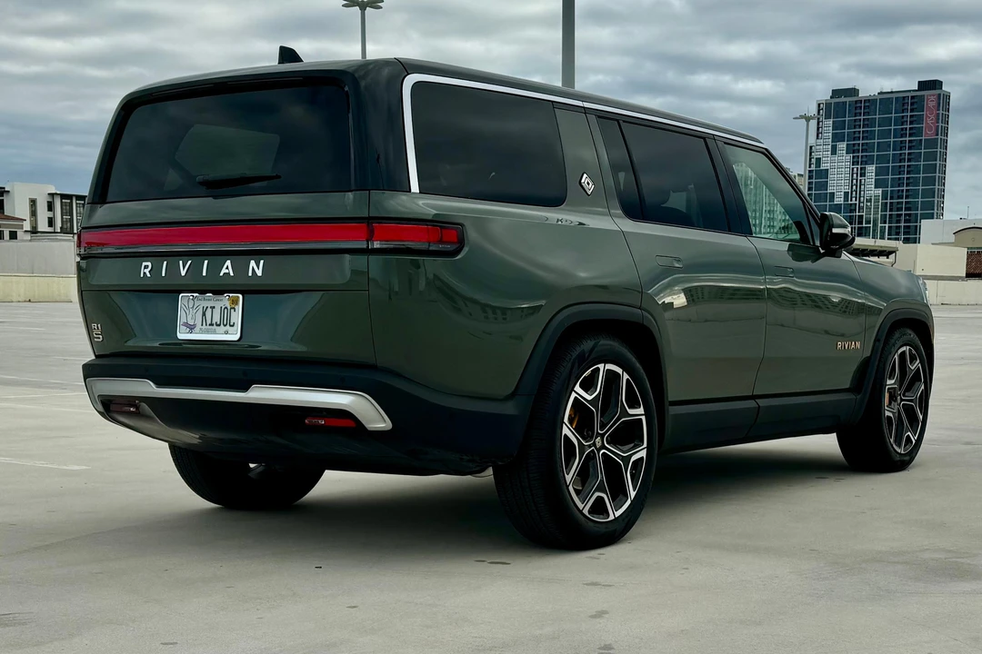 2023 Rivian R1S - Image 17 of 31