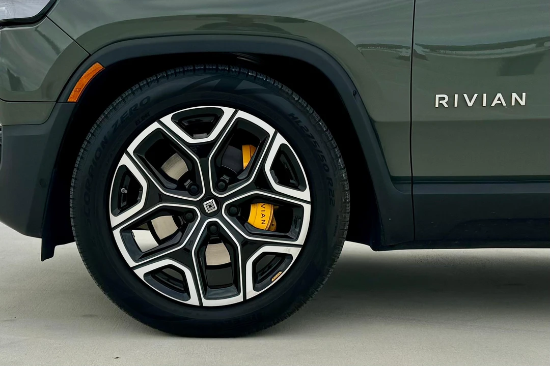 2023 Rivian R1S - Image 24 of 31