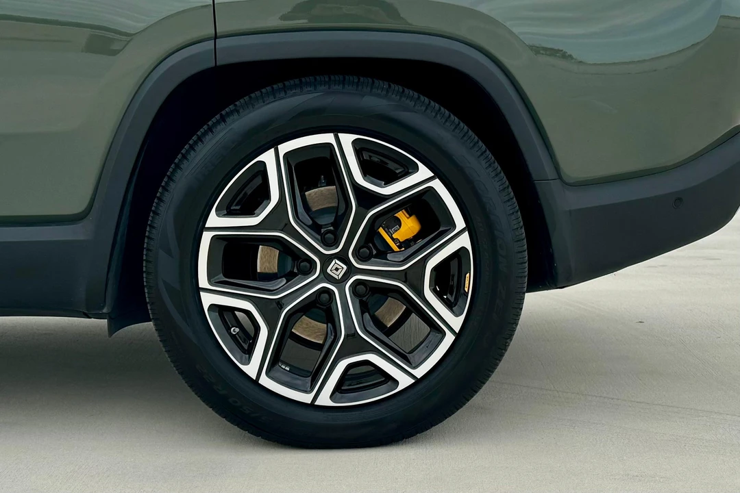 2023 Rivian R1S - Image 25 of 31