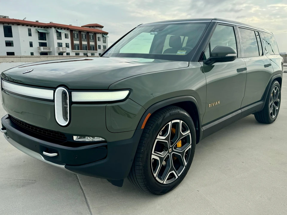 2023 Rivian R1S - Image 7 of 31