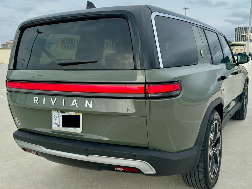 2023 Rivian R1S - Image 14 of 31